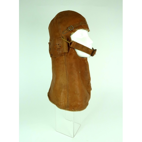 2616 - A WW1 ROYAL FLYING CORPS/AIR FORCE COWL PATTERN LEATHER FLYING HELMETPartially chamois-lined, the fu... 