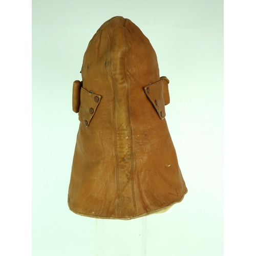 2616 - A WW1 ROYAL FLYING CORPS/AIR FORCE COWL PATTERN LEATHER FLYING HELMETPartially chamois-lined, the fu... 