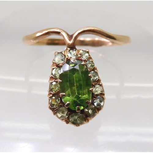 2702 - A RUSSIAN GOLD DEMANTOID GARNET RINGin an early 20th Century style, the central demantoid garnet has... 