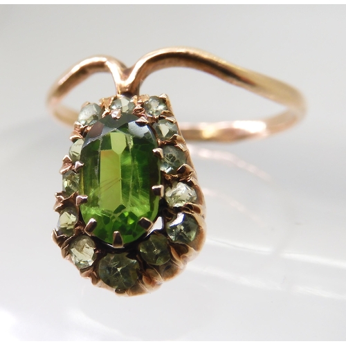 2702 - A RUSSIAN GOLD DEMANTOID GARNET RINGin an early 20th Century style, the central demantoid garnet has... 