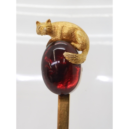 2714 - A 9CT GOLD FOX BROOCHthe long bar brooch is set with a 13.2mm x 9.8mm garnet cabochon, encircled wit... 