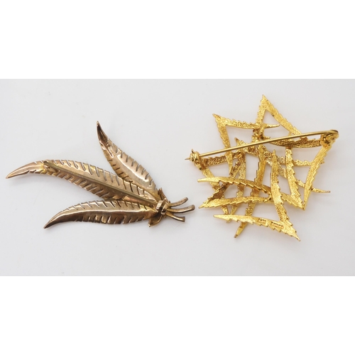 2730 - TWO RETRO BROOCHESa 9ct gold 1963 three leaf brooch, dimensions 6cm x 3.6cm, together with a 1971 ha... 