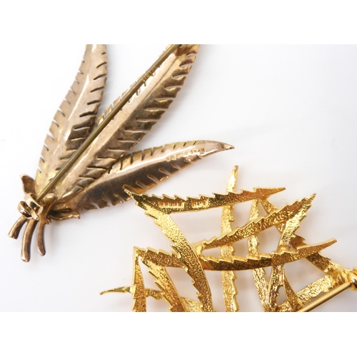 2730 - TWO RETRO BROOCHESa 9ct gold 1963 three leaf brooch, dimensions 6cm x 3.6cm, together with a 1971 ha... 