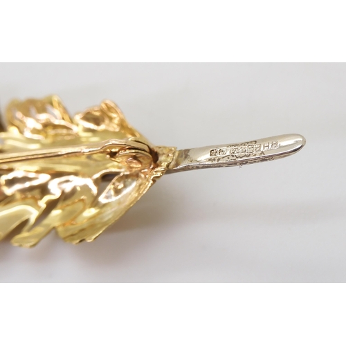 2750 - AN 18CT GOLD FEATHER BROOCHmade from both yellow and white gold with engraved detail. Length 6cm x 4... 