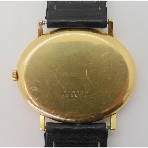 2895 - A UNIVERSAL GENEVE GOLDEN SHADOW with an automatic movement, the case in 18ct gold with Swiss hallma... 