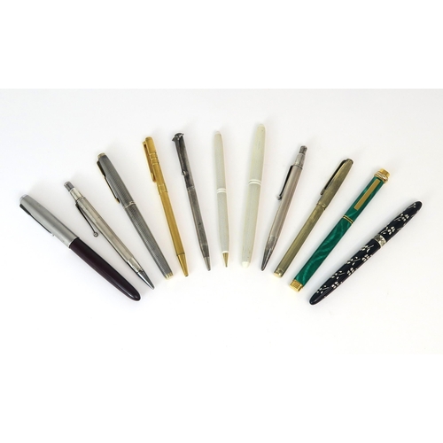 2558 - A COLLECTION OF PENSIncluding a Cartier plaque d'or simulated malachite ballpoint example, a Parker ... 