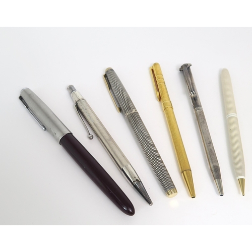 2558 - A COLLECTION OF PENSIncluding a Cartier plaque d'or simulated malachite ballpoint example, a Parker ... 