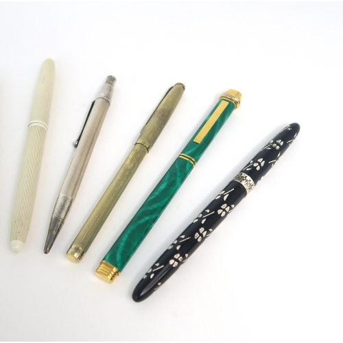 2558 - A COLLECTION OF PENSIncluding a Cartier plaque d'or simulated malachite ballpoint example, a Parker ... 