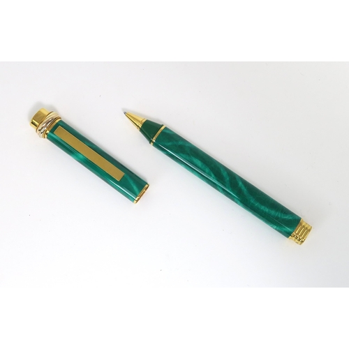 2558 - A COLLECTION OF PENSIncluding a Cartier plaque d'or simulated malachite ballpoint example, a Parker ... 