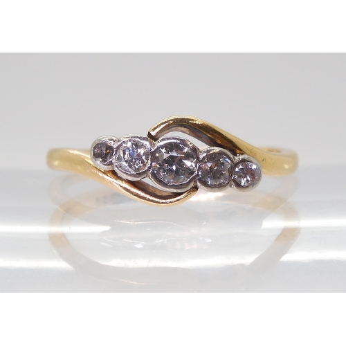 2771 - A VINTAGE FIVE STONE DIAMOND RINGset in 18ct yellow gold and platinum, the five diamonds are estimat... 