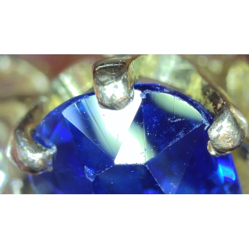 2772 - AN OLD CUT DIAMOND & SAPPHIRE RINGthe bright yellow metal mount has continental stamps to the ou... 