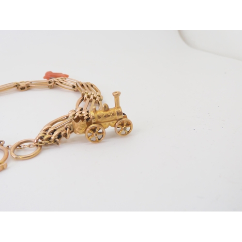 2805 - A 9CT GOLD GATE BRACELETwith a heart-shaped clasp, heart shaped agate and crystal-shaped watch key, ... 