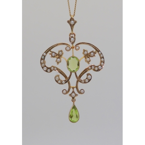 2812 - AN EDWARDIAN PEARL & PERIDOT PENDANTmounted in 9ct gold, with a 46cm 9ct gold  curb chain, lengt... 