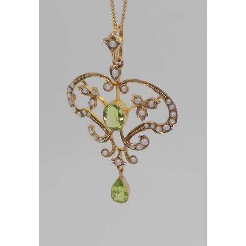 2812 - AN EDWARDIAN PEARL & PERIDOT PENDANTmounted in 9ct gold, with a 46cm 9ct gold  curb chain, lengt... 