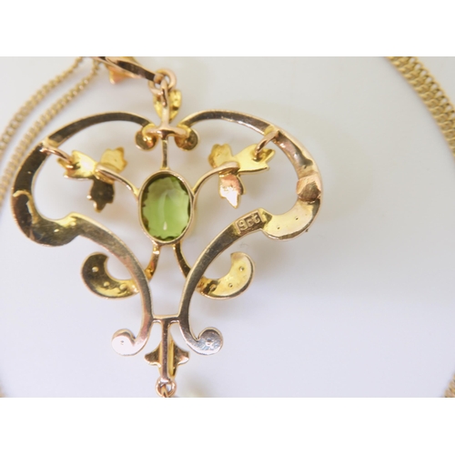 2812 - AN EDWARDIAN PEARL & PERIDOT PENDANTmounted in 9ct gold, with a 46cm 9ct gold  curb chain, lengt... 