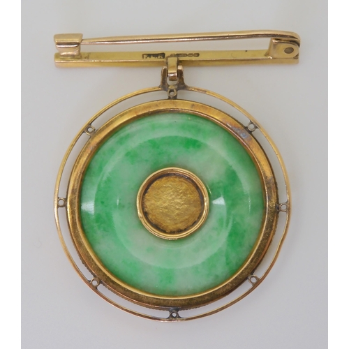 2815 - A CHINESE GREEN HARDSTONE RONDEL BROOCHthe centre with Chinese symbol, in a twisted wirework 9ct gol... 