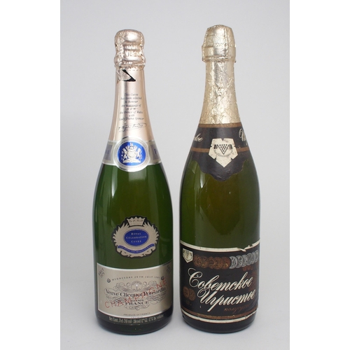 2656 - VEUVE CLIQUOT PONSARDIN 75CL 12%Kornet USSR champagne, Bells Old Scotch Whisky 1990 Queen Mother's 9... 