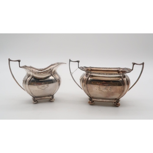 422 - A George V silver cream jug and sugar bowl, by Fenton, Russell & Co, Sheffield 1919, of lobed fo... 