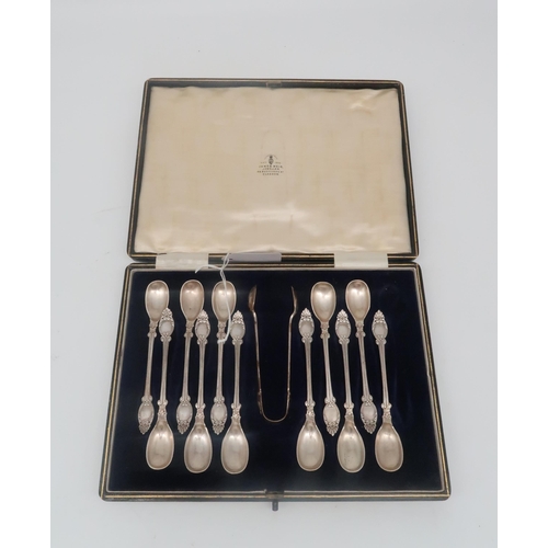 474 - A cased set of Victorian silver tea spoons and sugar tongs, by Walker & Hall, Sheffield 1896, wi... 