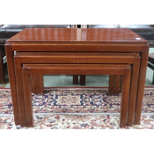 92 - A set of mid 20th century Gordon Russell Broadway Worcs nest of three tables, 46cm high x 69cm wide ... 