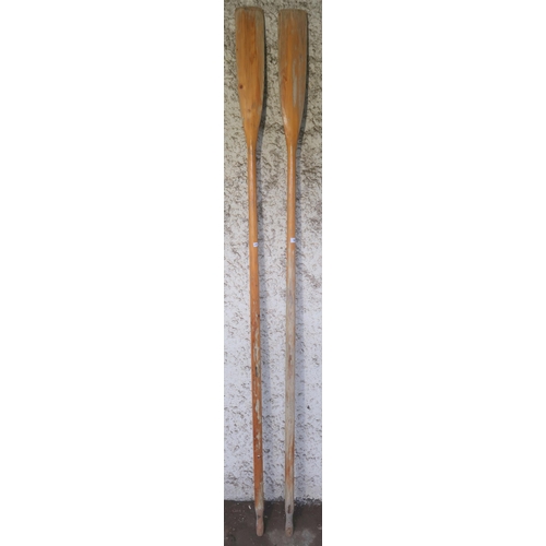 140 - A pair of rowing oars, 239cm long (2)