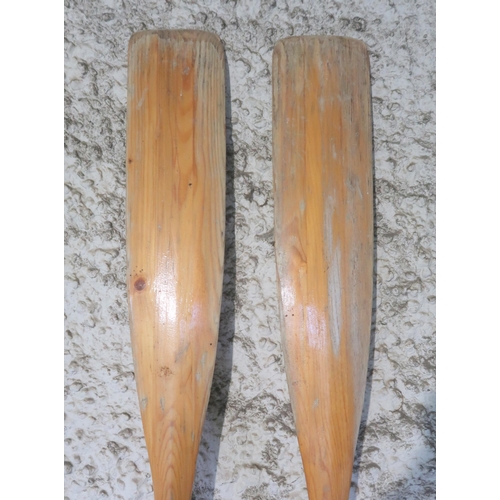 140 - A pair of rowing oars, 239cm long (2)