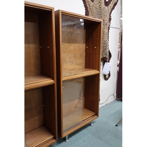 87 - A lot of three contemporary stained teak bookcase/displays, one with glass sliding doors over cabine... 