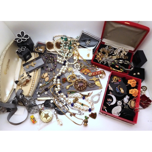 754 - A collection of vintage costume jewellery to include Cat, Owl and other animal themed jewellery and ... 