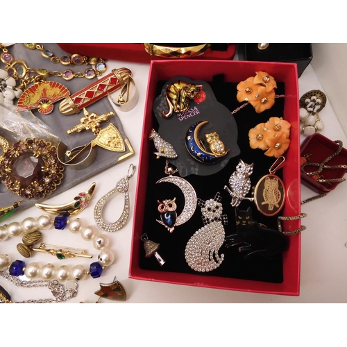 754 - A collection of vintage costume jewellery to include Cat, Owl and other animal themed jewellery and ... 