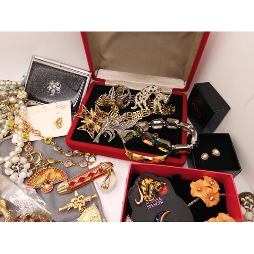 754 - A collection of vintage costume jewellery to include Cat, Owl and other animal themed jewellery and ... 