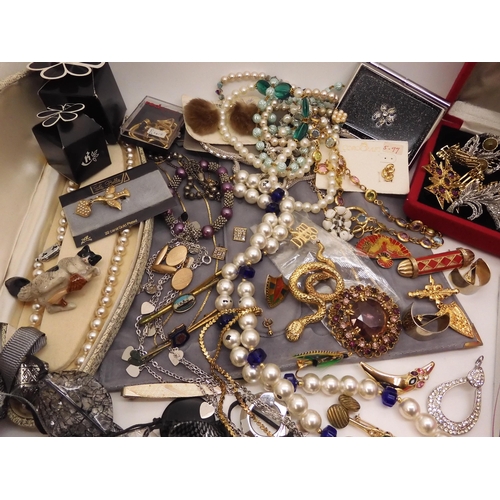 754 - A collection of vintage costume jewellery to include Cat, Owl and other animal themed jewellery and ... 