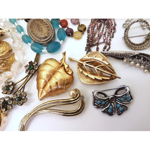 770 - A collection of vintage costume jewellery to include Avon, beads etc