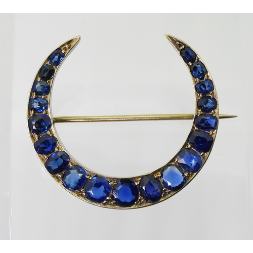 2759 - A CRESCENT MOON BROOCHset with sapphires to the galleried mount. Largest sapphire approx 5mm x 4.6mm... 