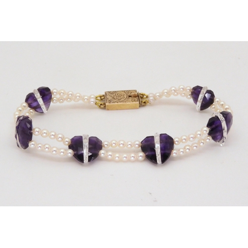 2762 - A VINTAGE AMETHYST HEARTS BRACELETthe amethyst hearts are split down the middle with a further clear... 