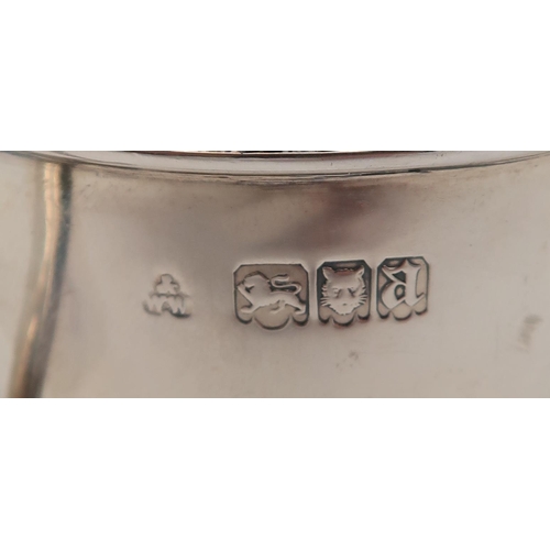 351 - An Edwardian silver tankard, London 1916, engraved with a memorial inscription, 8.5cm, 210gms