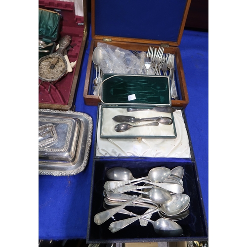 391 - A large collection of EPNS including cased cutlery sets, christening mug, a pair of candelabra, tray... 