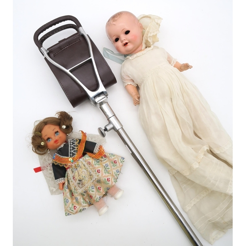 481 - A mixed lot comprising two sheets of sewn-together Kensitas cigarette silks (flags of the world), a ... 