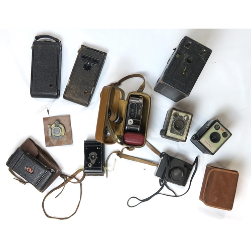 496 - A large variety of vintage cameras of mixed age, to include a Praktica model fitted with a Carl Zeis... 