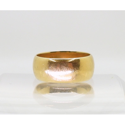 777 - An 18ct gold wedding ring, size Q1/2, weight 9.3gms