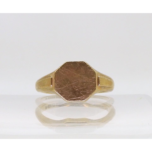 782 - A 9ct gold signet ring, marked Birmingham 1931, size N, weight 4.1gms