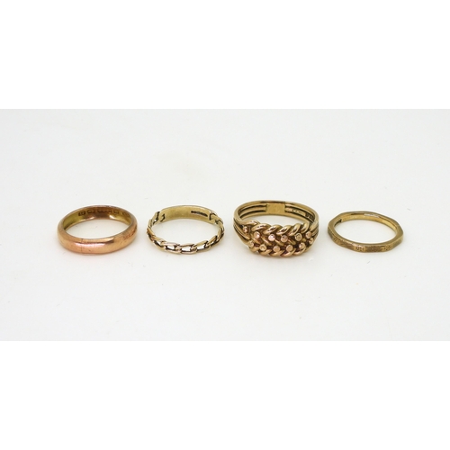 790 - Four 9ct gold rings, to include a knot ring, hallmarked Chester 1901, size T1/2, two wedding rings, ... 