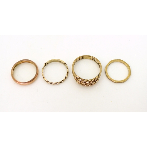 790 - Four 9ct gold rings, to include a knot ring, hallmarked Chester 1901, size T1/2, two wedding rings, ... 