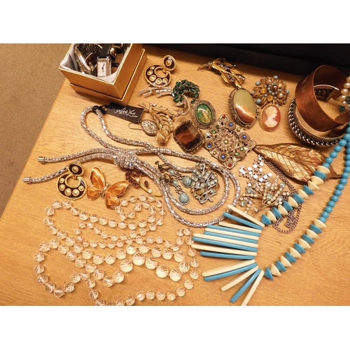 862 - A large box full of costume jewellery to include a long string of crystal beads, vintage brooches et... 