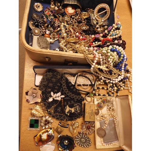 863 - A ladies vintage vanity case, full of vintage and modern costume jewellery to include a 70's chain b... 