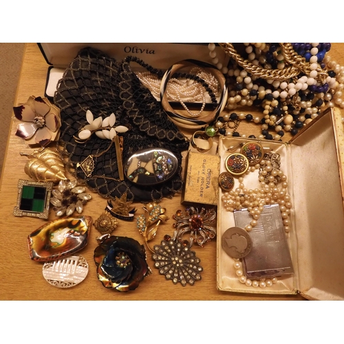 863 - A ladies vintage vanity case, full of vintage and modern costume jewellery to include a 70's chain b... 