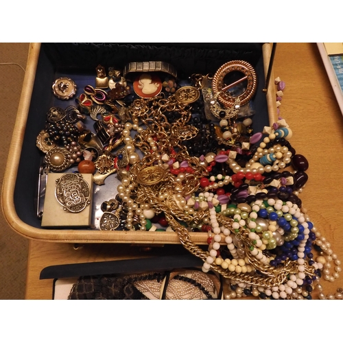 863 - A ladies vintage vanity case, full of vintage and modern costume jewellery to include a 70's chain b... 