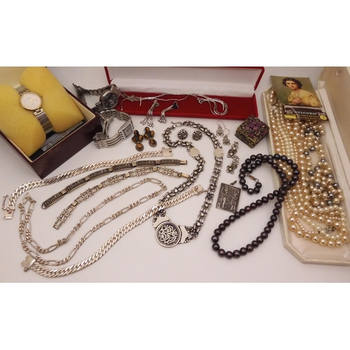 868 - A collection of silver jewellery, to include Egyptian silver items, black cultured pearls and costum... 