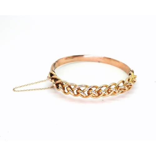 2846 - A 9CT GOLD KNOT BANGLEthe top with clever interlaced knot design, stamped with the makers mark S&... 