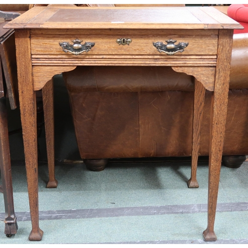 77 - A late Victorian Arts & Crafts style oak writing desk with brown writing skiver which slides to ... 