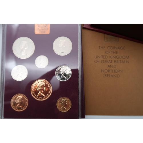 423A - VICTORIA & ELIZABETH II Coin set in wood display case and other commemorative coin sets  compris... 